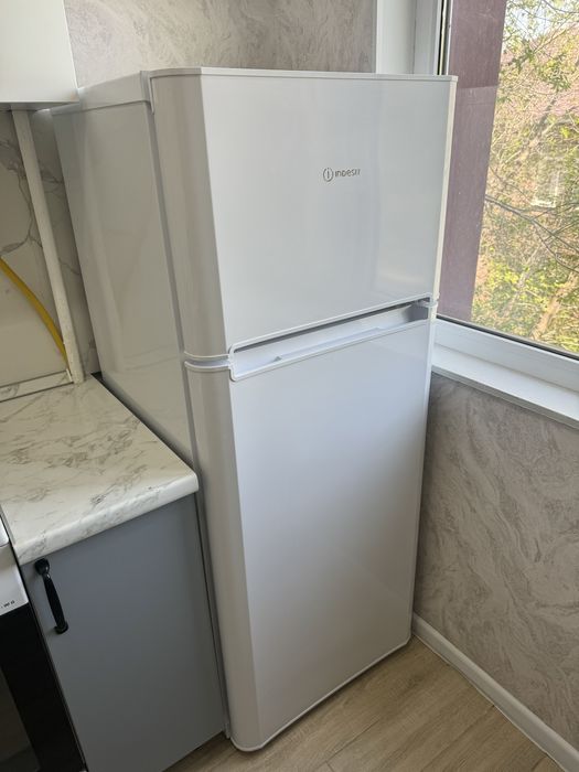 Продам новый холодильник Indesit