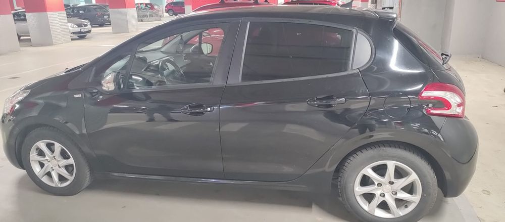 Vând Peugeot  1.2 benzi a