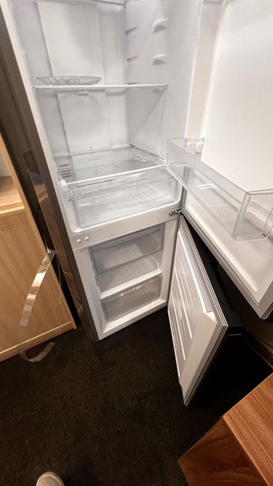 Продам почти новый холодильник Snowcap