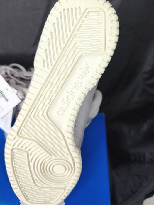 Adidașii noi cu etichetă