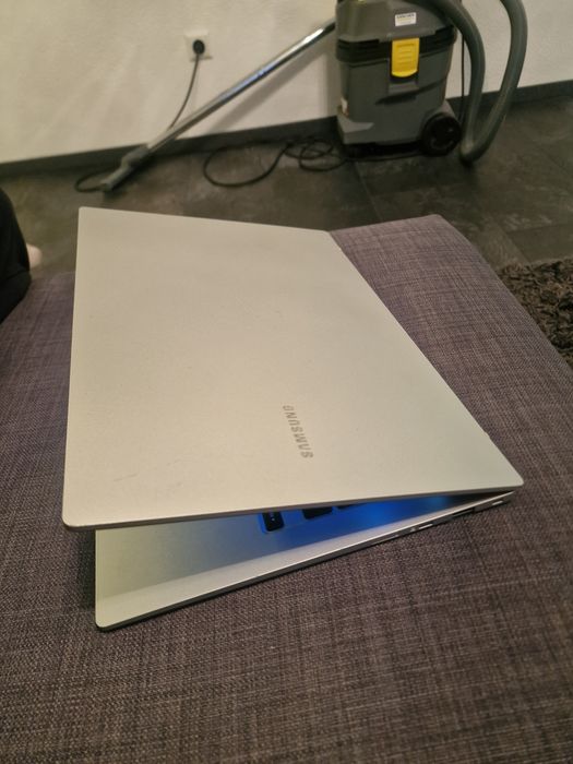 Laptop samsung book go