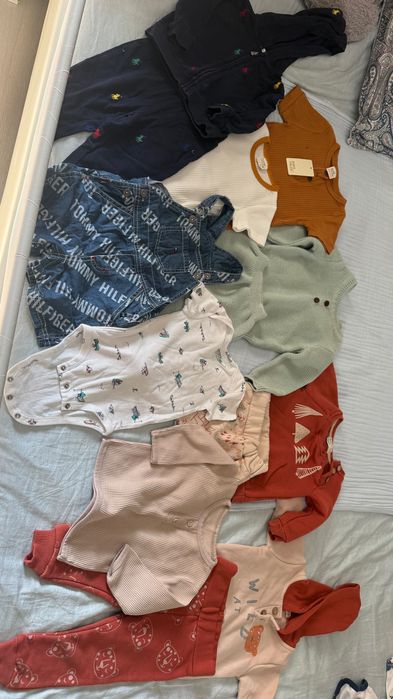 Vând un set de haine pentru un băiețel cu vârsta cuprinsă între 9 și 12 luni.