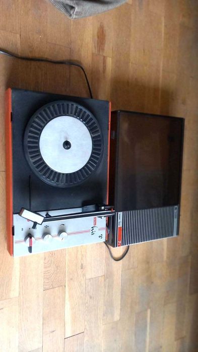 Предлагам работещ грамофон