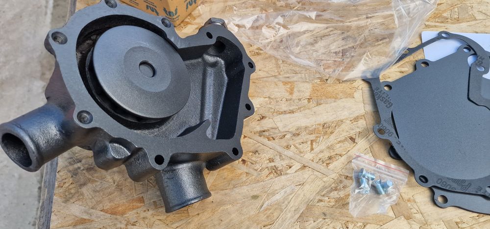 Pompa apa tractor fiat 850 pret 695 lei se poate trimite prin curier r