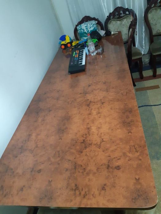 Стол и стулья для гостей