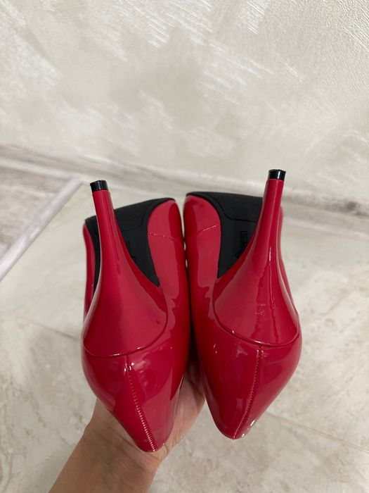 Pantofii sunt eleganti. Marimea 37