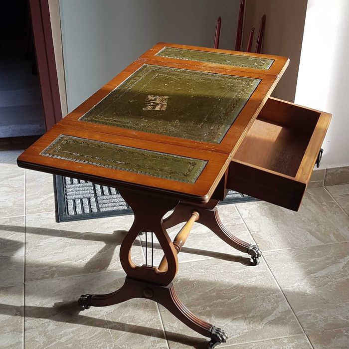 Старинно дървено шкафче- масичка