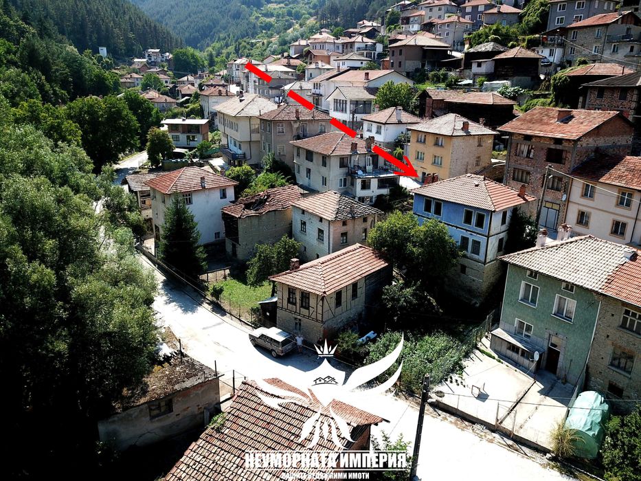 Продавам триетажна къща 150РЗП с 155кв. двор в село Малево