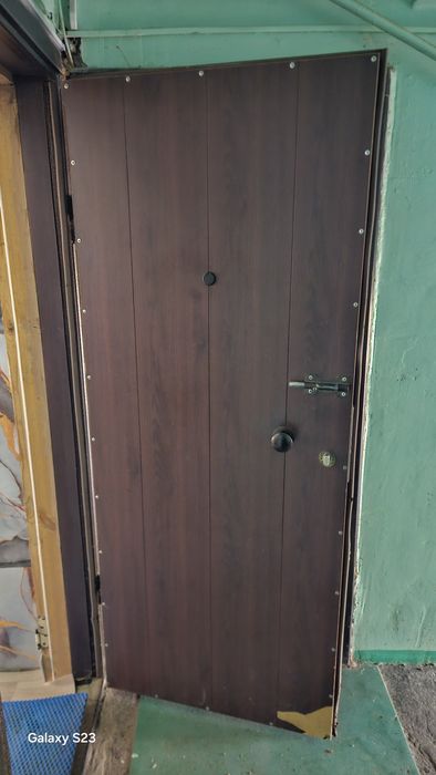 Продам входную дверь