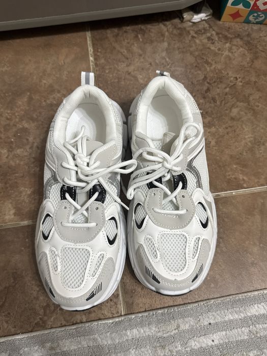 Белые кроссы новые