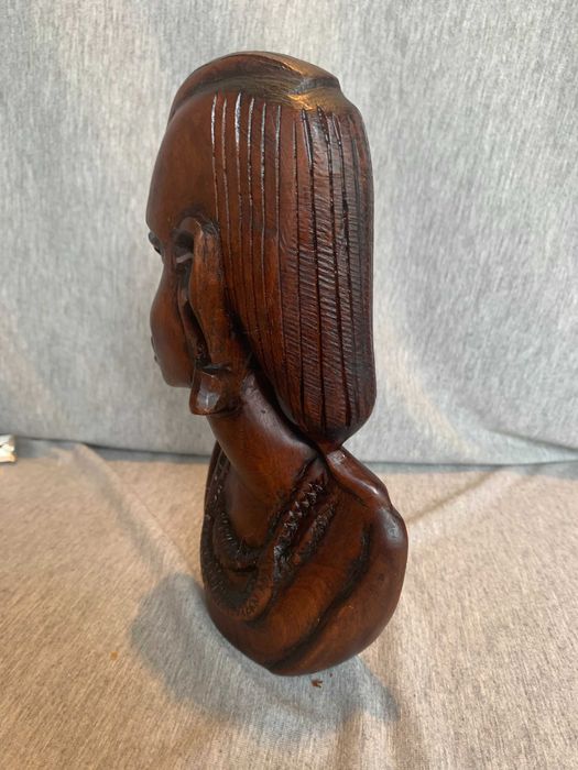 Стара резбована дървена статуя на глава