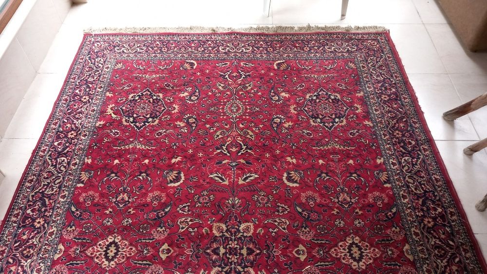 Ориенталски вълнен килим .