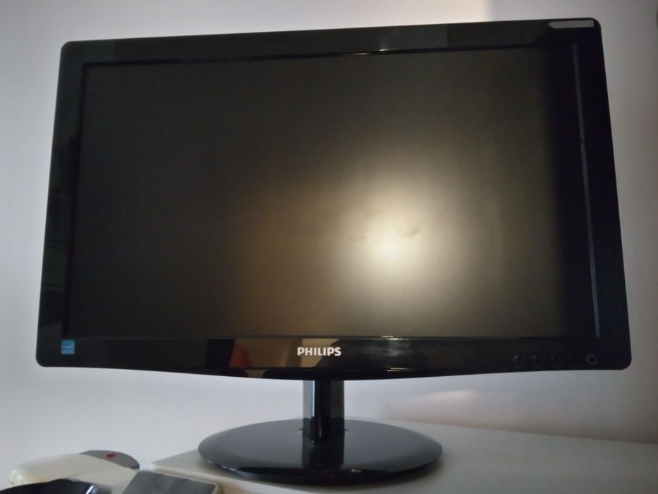 Монитор Philips LED 20'