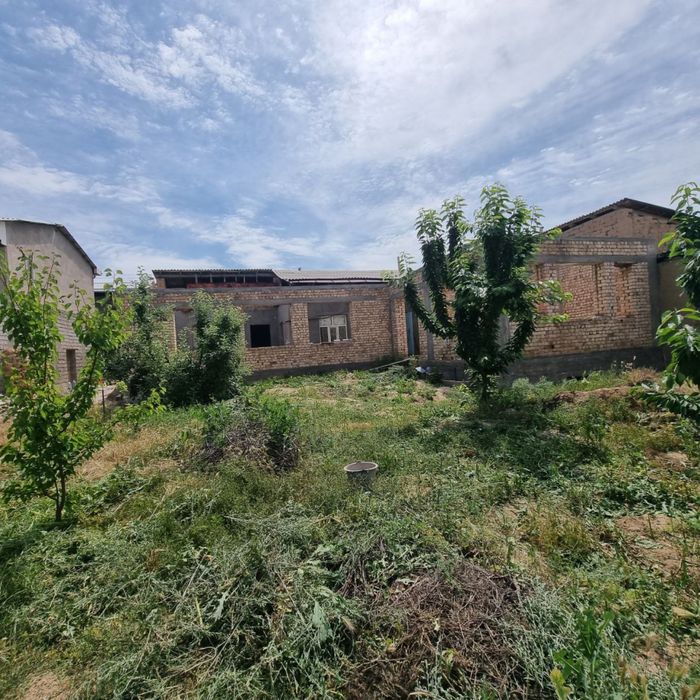 Uch qaxramanda Uy sotiladi 8sotix katej qurishga zor variant