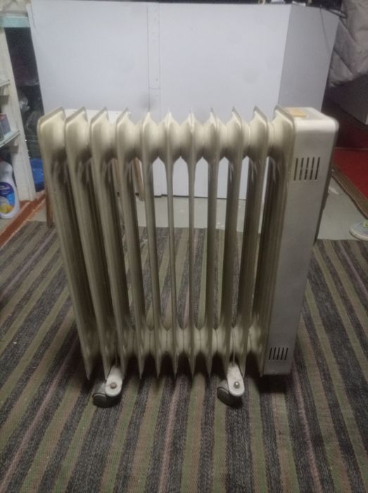 Продам недорого масляный обогреватель. 10-секций работает исправно