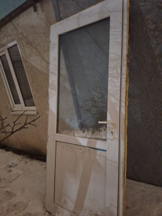 Продам пластиковую дверь