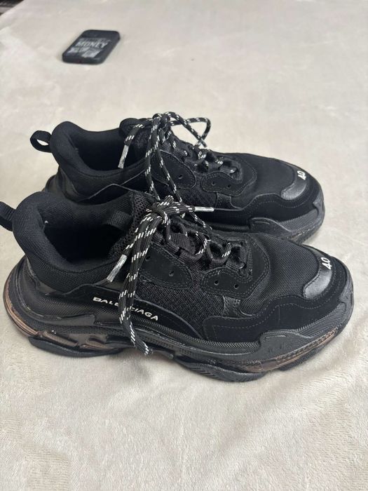 Vand adidasi balenciaga/nike pentru mai multe detalii in pv
