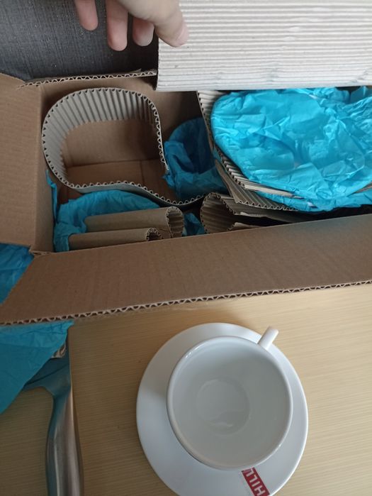 Набор из чайника 4 чашек и 4 блюдец и сахарницы