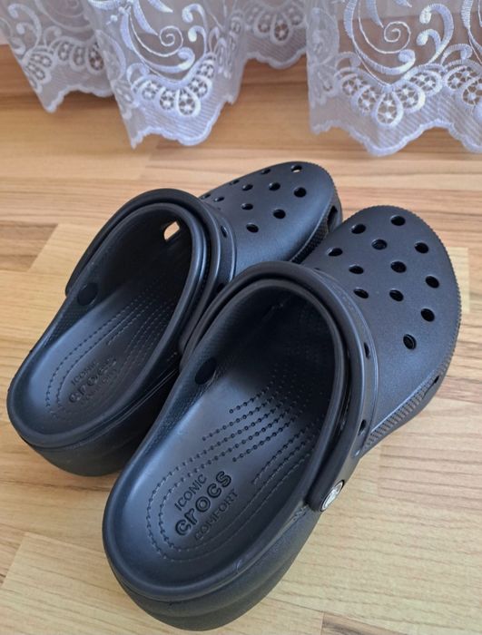 Vand crocs noi, doar probați mărimea 39