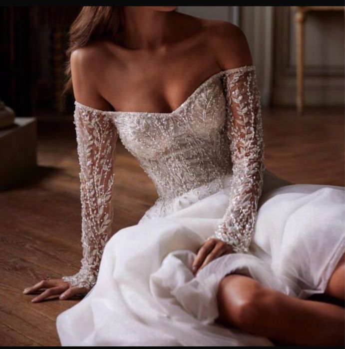 Rochie de mireasa croiala A-line stralucire discreta si un aer couture