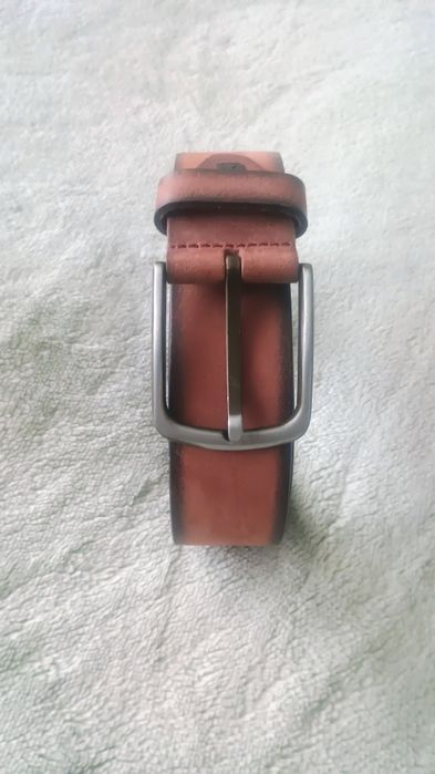 Curea nouă, piele, bărbați.