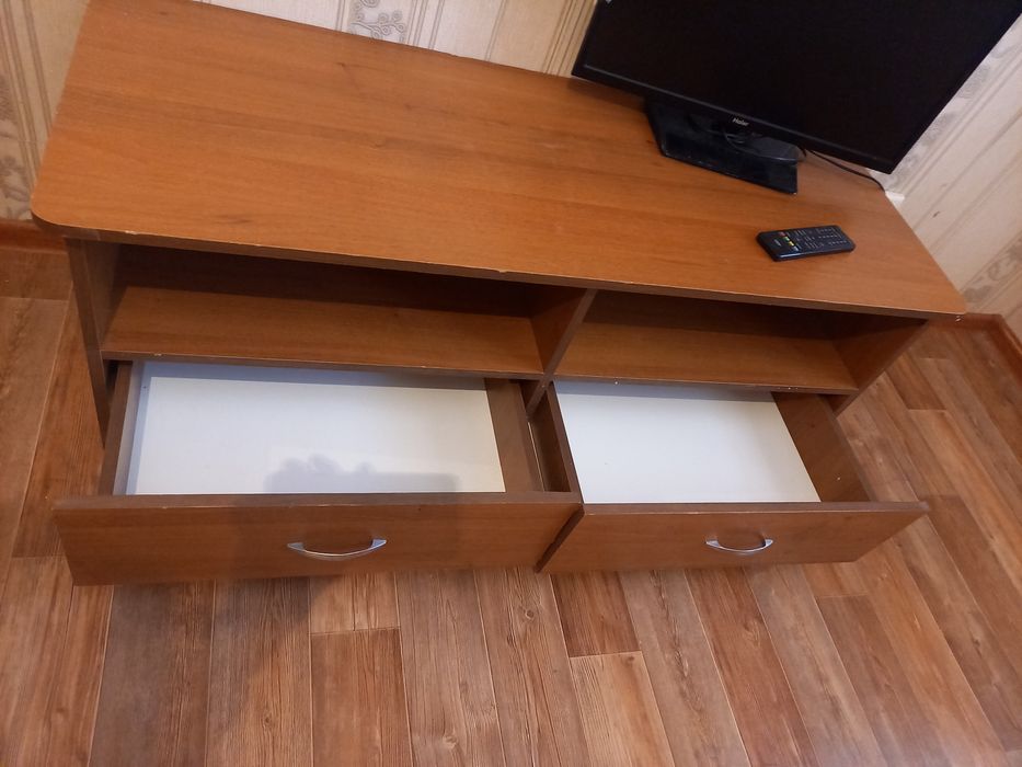 Тумбочку  под  телевизор даром