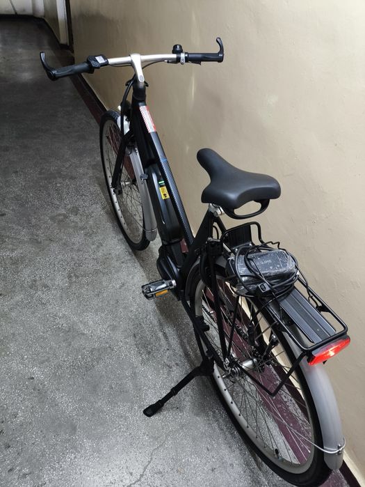 Bicicletă asistată electric cu încărcător și chei
