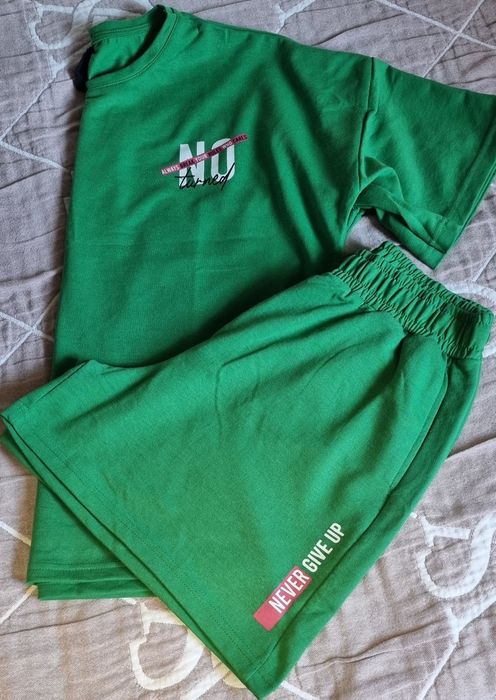 Costum verde, șorturi și tricou, oversize.