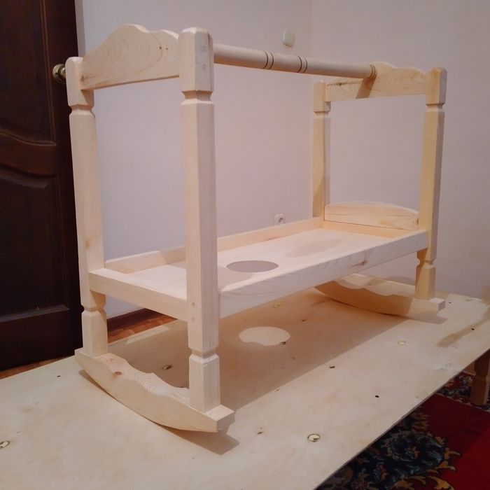 Бесік ағаштан жасалған