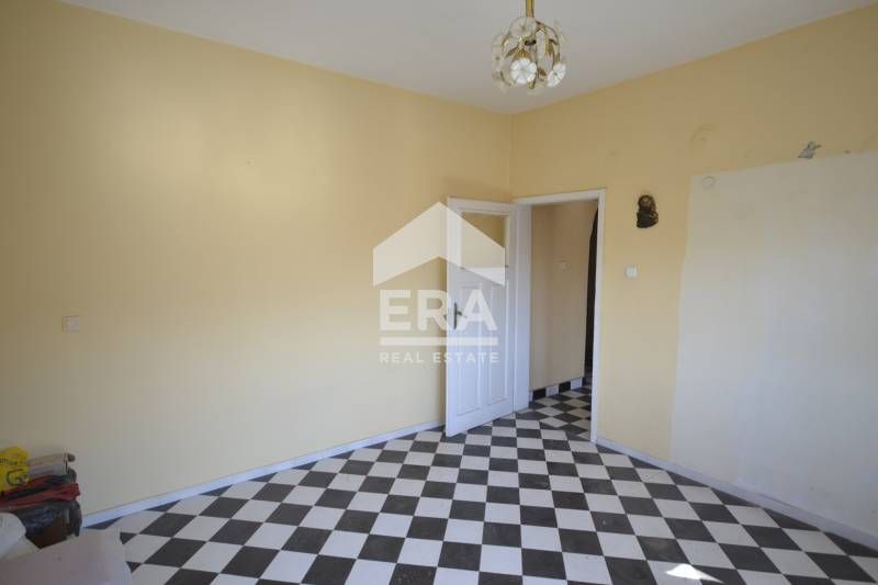 Просторен етаж от кооперация в Младежки Хълм на сто метра от Ямача!