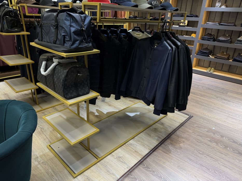 Шкаф с полкамиии и стелладж