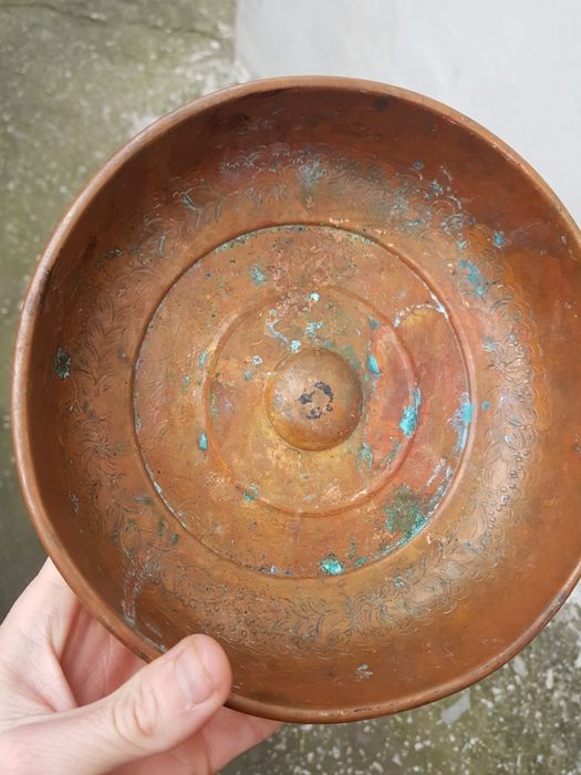 Стар бакърен тас със красиви гравюри