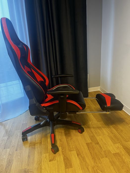 Scaun de gaming rosu cu negru cu suport pentru picioare