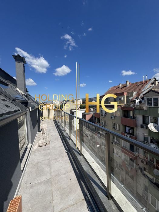 Панораме тристаен под спирка Патриарха