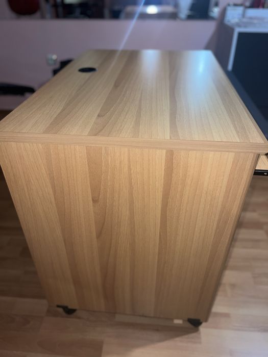 Компютърно бюро на колелца със стойка за клавиатура – светъл дъб