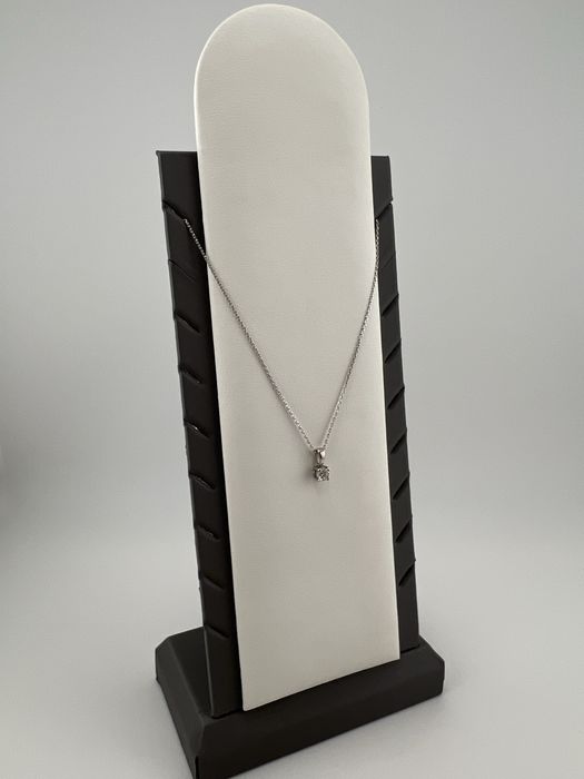 Колье с бриллиантом