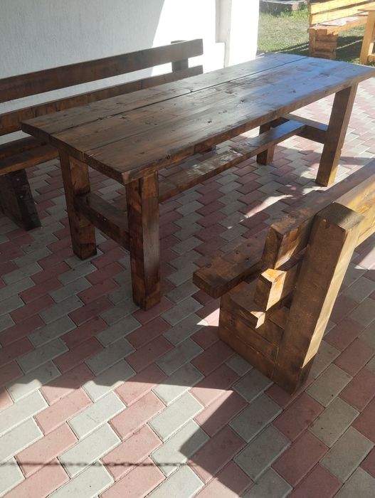 Masa de lemn lăcuită