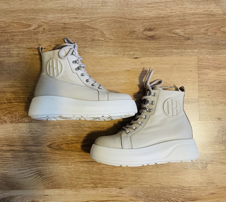 Високи сникърси тип бота