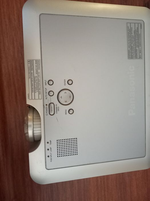 Продаются стационарные телефоны, проектор.