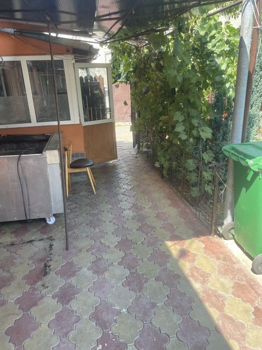 Inchiriez camere la curte