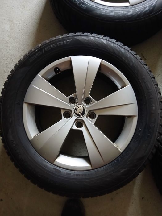 Se vinde jante aliaj R17 , 5x112 originale Skoda  cu anvelope de iarnă M+S 215/65/R17 NOKIAN DOT 21.2023 stare ca Noi