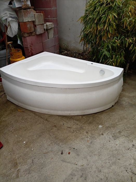 Cadă de baie pe colt