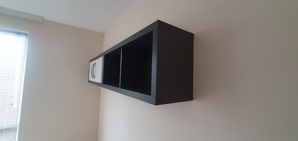 Комплект за спалня, включващ: скрин,2 нощни шкафчета и 2 етажерки за с