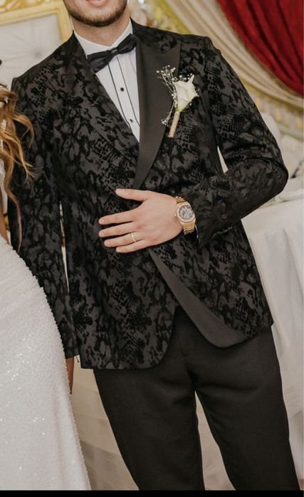 Мъжки костюм в черно