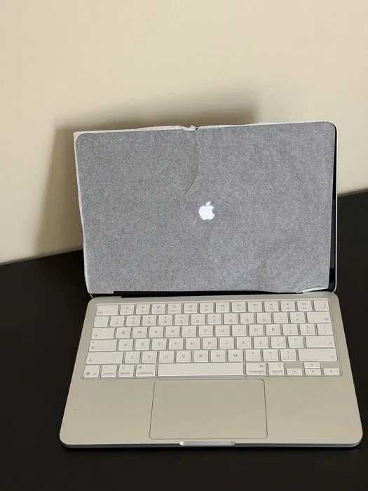 Лаптоп Apple MacBook Neo 13" 256GB Silver + оригинално зарядно