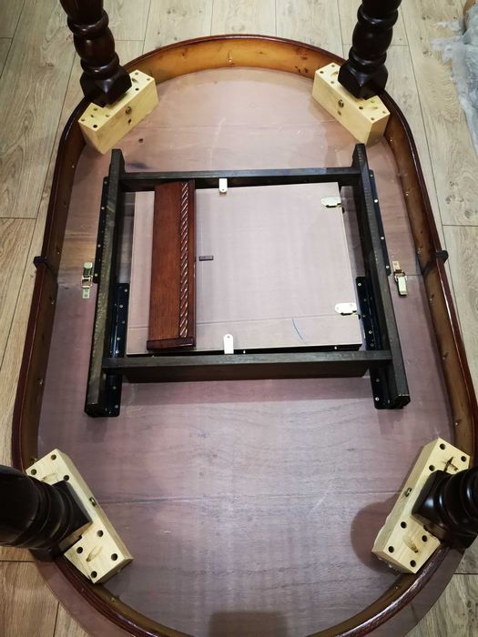 Продается Стол и стулья