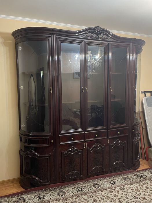 Продается сервант и трюмо