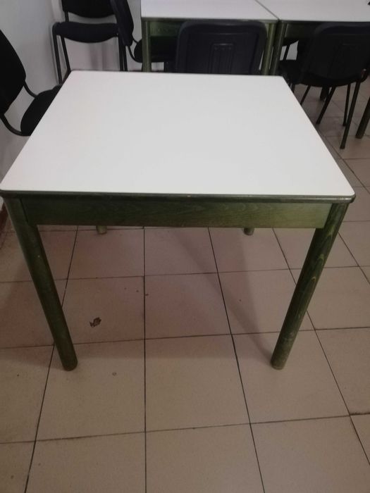 Mese lemn și scaune tapițate