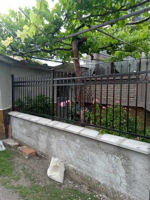 Метални врати огради и парапети от ковано и обикновено желязо.