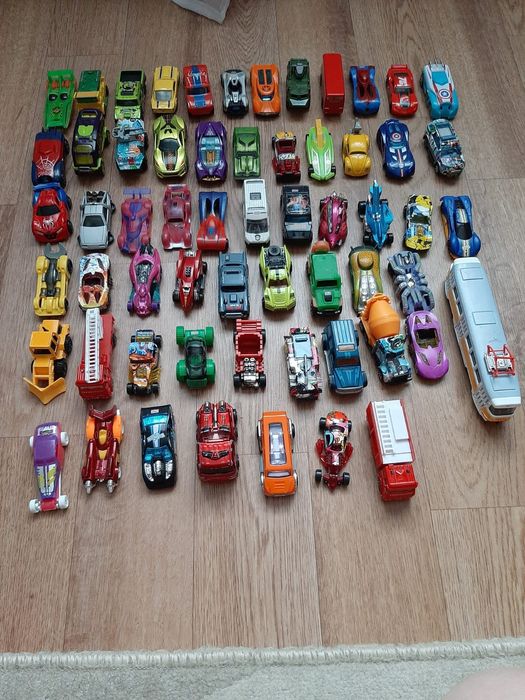 Продам машинки по 500 тг каждая.